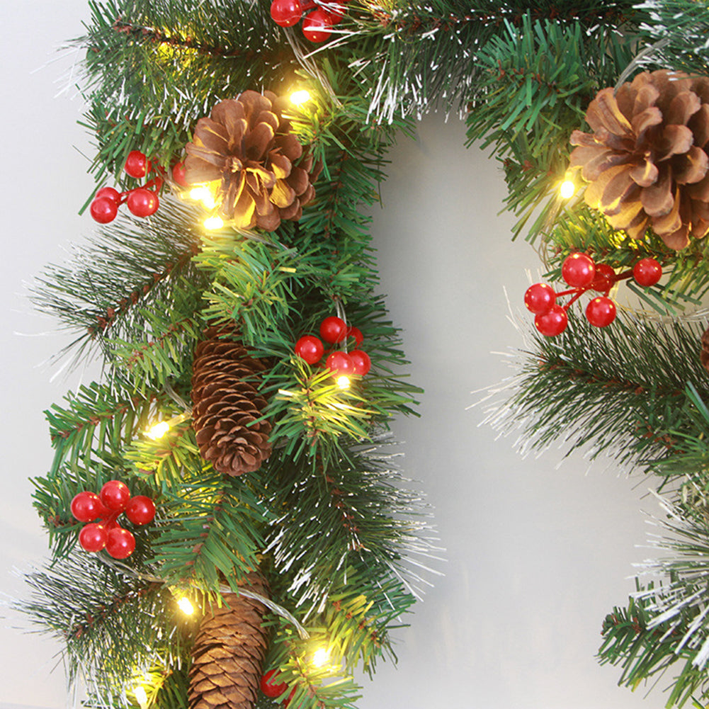 Weihnachtsgirlanden mit Tannenzapfen, rote Beeren